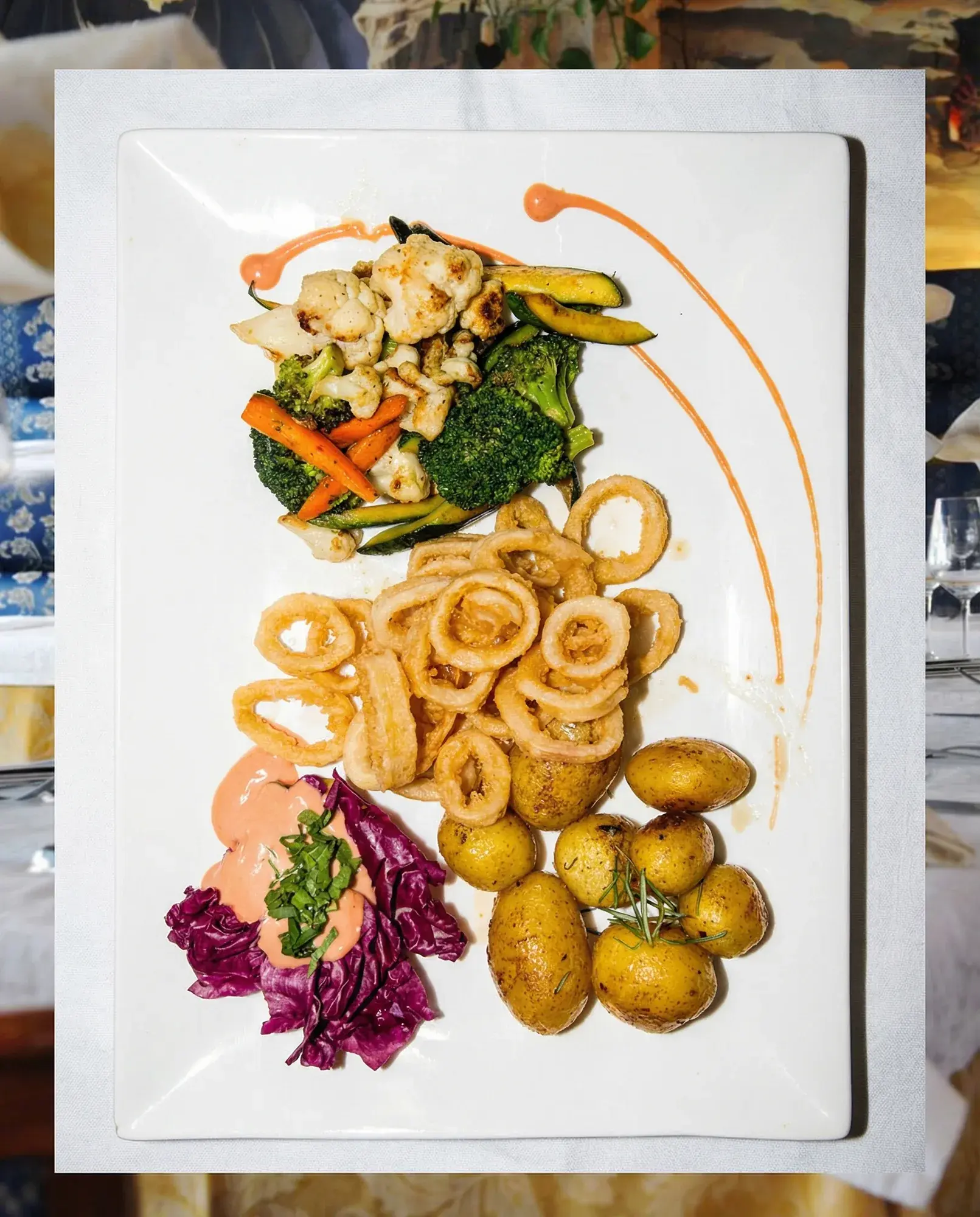 Calamari mit Gemüse und Rosmarinkartoffeln von oben bei La Commedia.